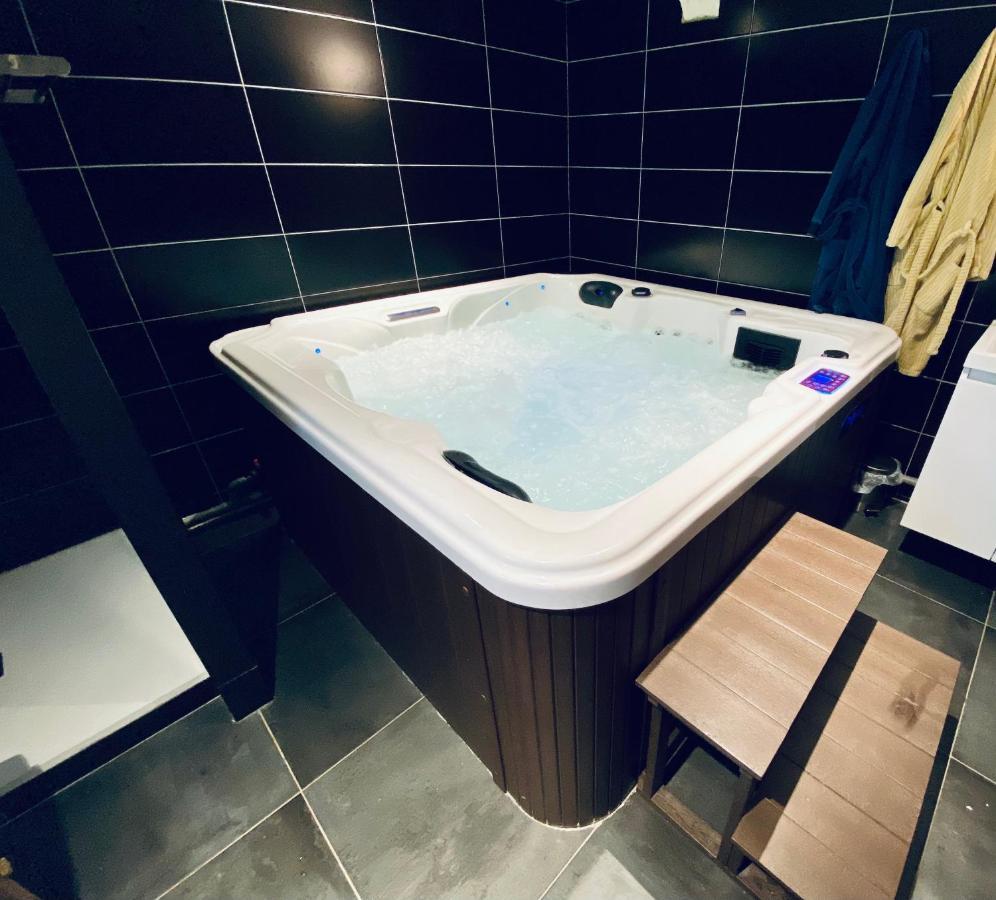 Ferienwohnung Escapade Romantique - Jacuzzi Et Parking Prive - 002 Rouen Exterior foto